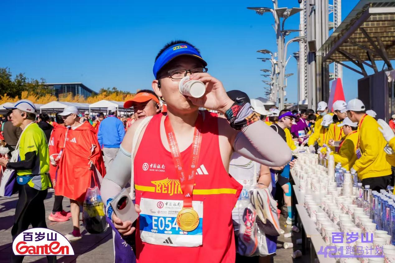 聚焦2025北马：百岁山深度融入赛事，以“百岁山421跑马计划”诠释“你最珍贵”的跑马精神