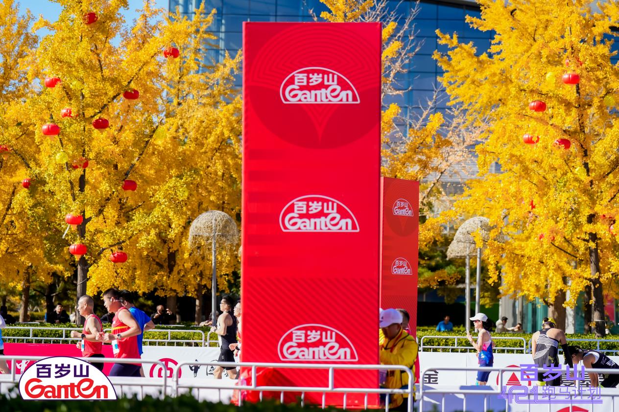 聚焦2025北马：百岁山深度融入赛事，以“百岁山421跑马计划”诠释“你最珍贵”的跑马精神