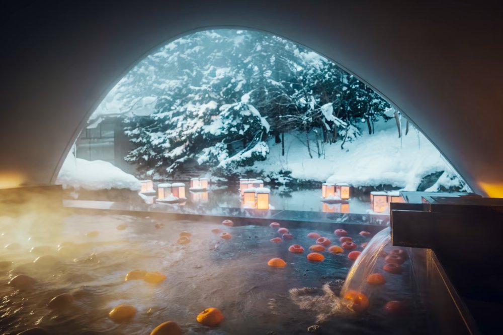 凛冬之礼：当露天温泉遇上豪雪地带