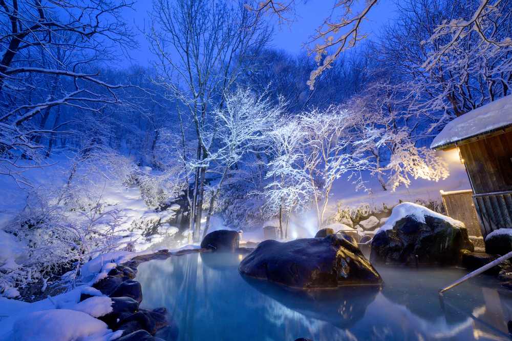 凛冬之礼：当露天温泉遇上豪雪地带